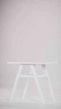 Üç boyutlu modern bistro yemek seti ahşap masa ve yastıklı kumaş sandalyeler. Mobilya katalogları, iç tasarım görselleştirme, ürün gösterimi ve çağdaş dekor kavramları için mükemmel.