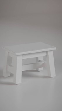 Üç boyutlu minimalist tahta tabure, sağlam çerçeveli ve açılı bacakları var. Mobilya katalogları, ürün görselleştirme, iç tasarım projeleri ve modern dekor sunumları için mükemmel..