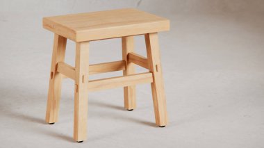 Üç boyutlu minimalist tahta tabure, açılı bacaklar, destek kirişleri ve pürüzsüz bitiş. Mobilya katalogları, ürün görselleştirme, iç tasarım projeleri ve modern dekor sunumları için mükemmel..