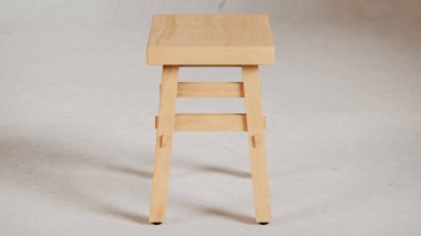 Üç boyutlu minimalist tahta tabure, açılı bacaklar, destek kirişleri ve pürüzsüz bitiş. Mobilya katalogları, ürün görselleştirme, iç tasarım projeleri ve modern dekor sunumları için mükemmel..