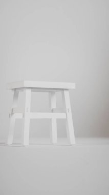 Üç boyutlu minimalist tahta tabure, açılı bacaklar, destek kirişleri ve pürüzsüz bitiş. Mobilya katalogları, ürün görselleştirme, iç tasarım projeleri ve modern dekor sunumları için mükemmel..