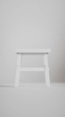 Üç boyutlu minimalist tahta tabure, açılı bacaklar, destek kirişleri ve pürüzsüz bitiş. Mobilya katalogları, ürün görselleştirme, iç tasarım projeleri ve modern dekor sunumları için mükemmel..