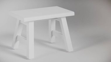 Sağlam tahta tabure, açılı bacaklar, destek kirişleri ve pürüzsüz bitiş. Mobilya katalogları, ürün görselleştirme, iç tasarım projeleri ve minimalist dekor sunumları için ideal.