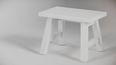 Sağlam tahta tabure, açılı bacaklar, destek kirişleri ve pürüzsüz bitiş. Mobilya katalogları, ürün görselleştirme, iç tasarım projeleri ve minimalist dekor sunumları için ideal.