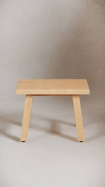 Sağlam tahta tabure, açılı bacaklar, destek kirişleri ve pürüzsüz bitiş. Mobilya katalogları, ürün görselleştirme, iç tasarım projeleri ve minimalist dekor sunumları için ideal.