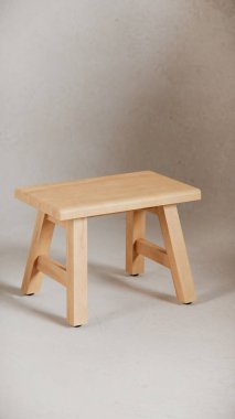 Sağlam tahta tabure, açılı bacaklar, destek kirişleri ve pürüzsüz bitiş. Mobilya katalogları, ürün görselleştirme, iç tasarım projeleri ve minimalist dekor sunumları için ideal.