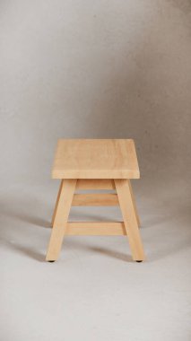 Sağlam tahta tabure, açılı bacaklar, destek kirişleri ve pürüzsüz bitiş. Mobilya katalogları, ürün görselleştirme, iç tasarım projeleri ve minimalist dekor sunumları için ideal.