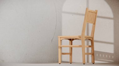 Dikey sırtüstü uzanan ve sağlam gövdeli normal bir yemek sandalyesi. Mobilya katalogları, ürün görselleştirme, iç tasarım projeleri ve modern dekor sunumları için mükemmel..