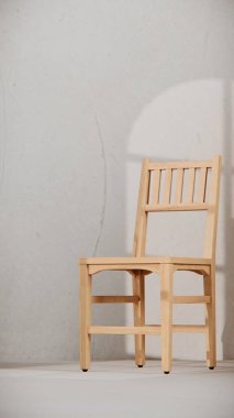 Dikey sırtüstü uzanan ve sağlam gövdeli normal bir yemek sandalyesi. Mobilya katalogları, ürün görselleştirme, iç tasarım projeleri ve modern dekor sunumları için mükemmel..