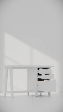 Üç çekmecesi ve temiz çizgileri olan küçük tahta bir masa. Mobilya katalogları, ürün görselleştirme, iç tasarım projeleri ve modern çalışma alanı dekorasyon sunumları için mükemmel..