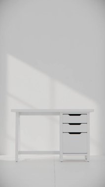 Üç çekmecesi ve temiz çizgileri olan küçük tahta bir masa. Mobilya katalogları, ürün görselleştirme, iç tasarım projeleri ve modern çalışma alanı dekorasyon sunumları için mükemmel..