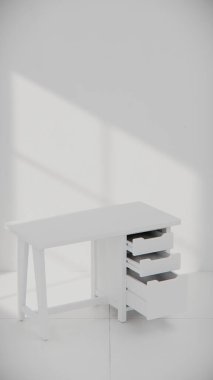 Üç çekmecesi ve temiz çizgileri olan küçük tahta bir masa. Mobilya katalogları, ürün görselleştirme, iç tasarım projeleri ve modern çalışma alanı dekorasyon sunumları için mükemmel..