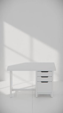 Üç çekmecesi ve temiz çizgileri olan küçük tahta bir masa. Mobilya katalogları, ürün görselleştirme, iç tasarım projeleri ve modern çalışma alanı dekorasyon sunumları için mükemmel..