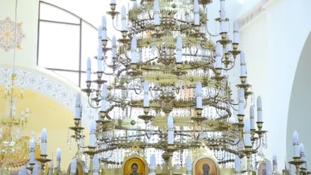 Una gran lámpara de araña de cristal en la iglesia — Vídeos de Stock
