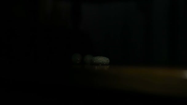 Élégante mariée de luxe joliment sur fond sombre. Détails de mariage 