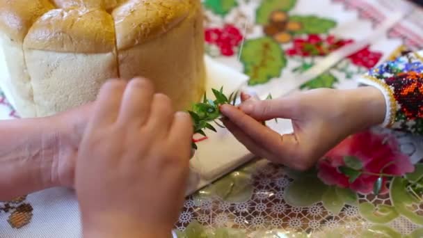 Manos femeninas con pulseras haciendo corona de plantas silvestres — Vídeos de Stock