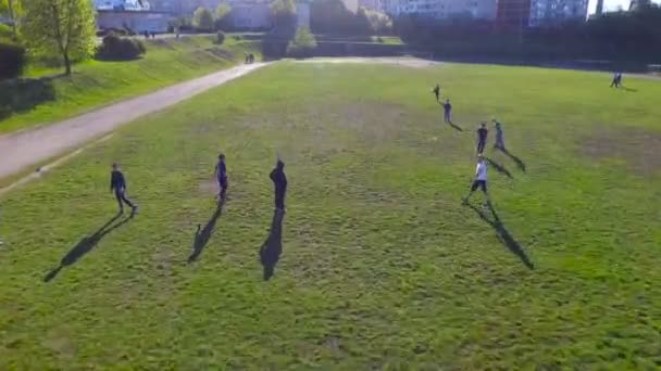 Воздушная съемка детей на детской площадке — стоковое видео