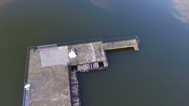 Gli sposi corrono attraverso il porto turistico, sparando con quadrocopter aerei — Video Stock