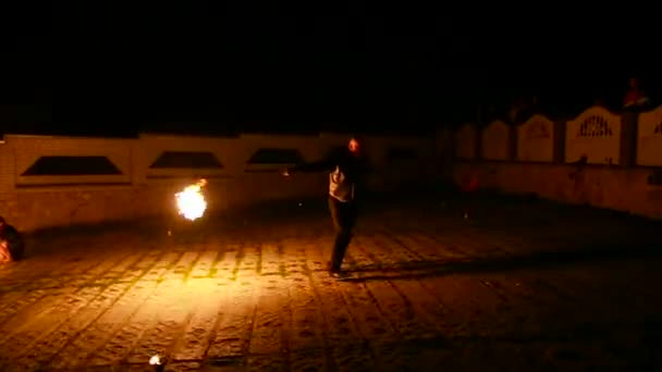 Hombre elegante bailando baile apasionado con abanico de fuego en la mano. espectáculo de fuego — Vídeo de stock