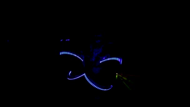 Pokaz laserowy, tancerze w kostiumach z lampami LED. — Wideo stockowe