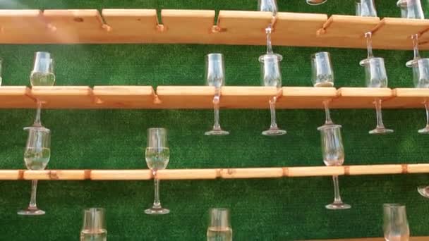 Kieliszki szampana na stoisku wystawowym na imprezie — Wideo stockowe
