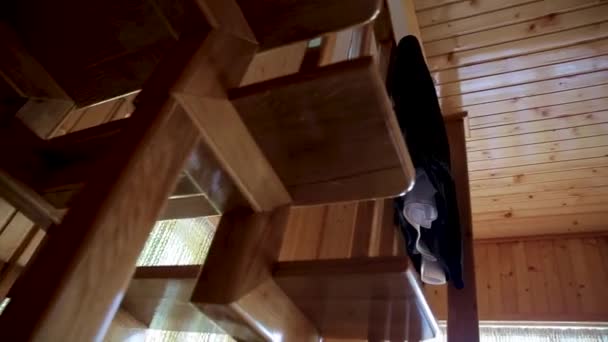 Vestito da uomo su una gruccia appesa alle scale di legno di una casa a due piani — Video Stock