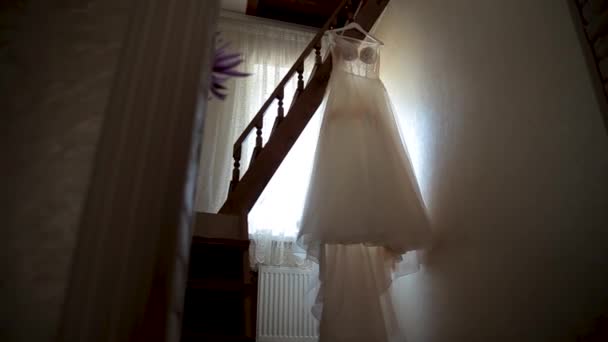 Abito da sposa appeso a una scala di legno di una casa a due piani — Video Stock