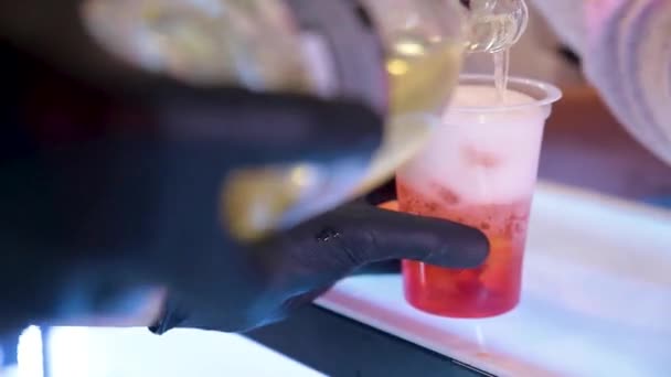 Der Barkeeper macht während der Quarantäne Cocktails in Handschuhen. — Stockvideo