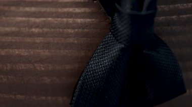 Ahşap bir stantta kelebekle kol düğmeleri.