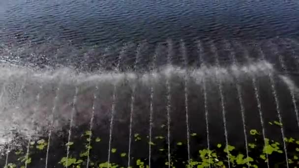 Fountain from a birds eye view. Cyclic aeration of water in the lake to prevent its flowering. — Video Stock