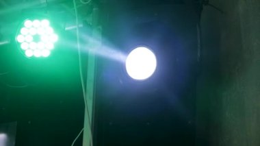 Disko ışıkları ve gösteri. Eğlence ve parti kavramı.