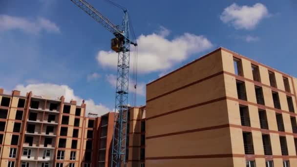 Vinçli ve binalı inşaat alanı — Stok video
