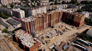 Vinçli ve binalı inşaat alanı