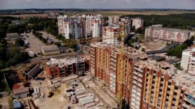 Vinçli ve binalı inşaat alanı