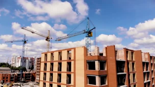 Canteiro de obras com guindaste e edifício — Vídeo de Stock