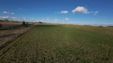 FPV insansız hava aracı, kırsal tarım arazileri ve tarlaların üzerinden uçuyor, sel bankaları ve sulak bataklık bölgeleri, Hughnshire, İngiltere, İngiltere, güneşli bahar günü 