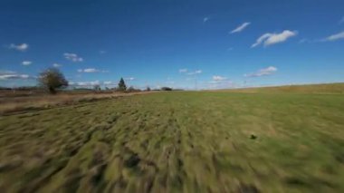 FPV insansız hava aracı, kırsal tarım arazileri ve tarlaların üzerinden uçuyor, sel bankaları ve sulak bataklık bölgeleri, Hughnshire, İngiltere, İngiltere, güneşli bahar günü 