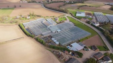 İngiltere 'nin kırsal kesimindeki büyük bir ticari seranın insansız hava aracı görüntüsü yüksek teknoloji sebze yetiştirme ve sürdürülebilir gıda üretimi için..