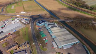 Yoğun otoyol kavşağının hava görüntüsü, kesişen şeritler İngiltere 'yi yönetiyor.