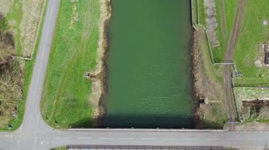 Büyük sel drone görüntüsü drone nehri ve kırsal yeşil yeryüzü 