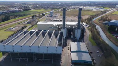 Büyük enerji santralinin hava aracı görüntüsü, fosil yakıt, gaz ve petrol kömürü üreten istasyon, duman yığınları ve baca, kontrol odası ve sütunlar ve sanayi binaları, alt istasyon elektrik hatları, Spalding, Birleşik Krallık 