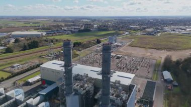 Büyük enerji santralinin hava aracı görüntüsü, fosil yakıt, gaz ve petrol kömürü üreten istasyon, duman yığınları ve baca, kontrol odası ve sütunlar ve sanayi binaları, alt istasyon elektrik hatları, Spalding, Birleşik Krallık 