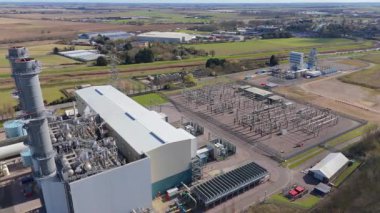Büyük enerji santralinin hava aracı görüntüsü, fosil yakıt, gaz ve petrol kömürü üreten istasyon, duman yığınları ve baca, kontrol odası ve sütunlar ve sanayi binaları, alt istasyon elektrik hatları, Spalding, Birleşik Krallık 