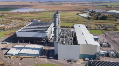 Büyük enerji santralinin hava aracı görüntüsü, fosil yakıt, gaz ve petrol kömürü üreten istasyon, duman yığınları ve baca, kontrol odası ve sütunlar ve sanayi binaları, alt istasyon elektrik hatları, Spalding, Birleşik Krallık 