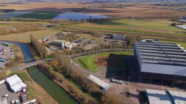 Büyük enerji santralinin hava aracı görüntüsü, fosil yakıt, gaz ve petrol kömürü üreten istasyon, duman yığınları ve baca, kontrol odası ve sütunlar ve sanayi binaları, alt istasyon elektrik hatları, Spalding, Birleşik Krallık 