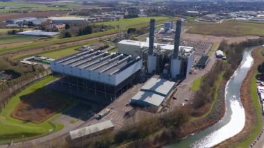 Büyük enerji santralinin hava aracı görüntüsü, fosil yakıt, gaz ve petrol kömürü üreten istasyon, duman yığınları ve baca, kontrol odası ve sütunlar ve sanayi binaları, alt istasyon elektrik hatları, Spalding, Birleşik Krallık 
