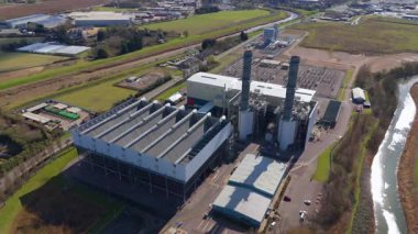 Büyük enerji santralinin hava aracı görüntüsü, fosil yakıt, gaz ve petrol kömürü üreten istasyon, duman yığınları ve baca, kontrol odası ve sütunlar ve sanayi binaları, alt istasyon elektrik hatları, Spalding, Birleşik Krallık 