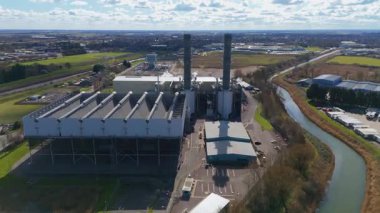 Büyük enerji santralinin hava aracı görüntüsü, fosil yakıt, gaz ve petrol kömürü üreten istasyon, duman yığınları ve baca, kontrol odası ve sütunlar ve sanayi binaları, alt istasyon elektrik hatları, Spalding, Birleşik Krallık 