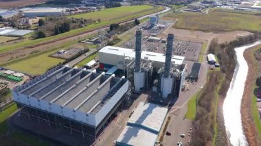 Büyük enerji santralinin hava aracı görüntüsü, fosil yakıt, gaz ve petrol kömürü üreten istasyon, duman yığınları ve baca, kontrol odası ve sütunlar ve sanayi binaları, alt istasyon elektrik hatları, Spalding, Birleşik Krallık 