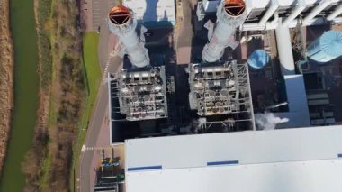 Büyük enerji santralinin hava aracı görüntüsü, fosil yakıt, gaz ve petrol kömürü üreten istasyon, duman yığınları ve baca, kontrol odası ve sütunlar ve sanayi binaları, alt istasyon elektrik hatları, Spalding, Birleşik Krallık 